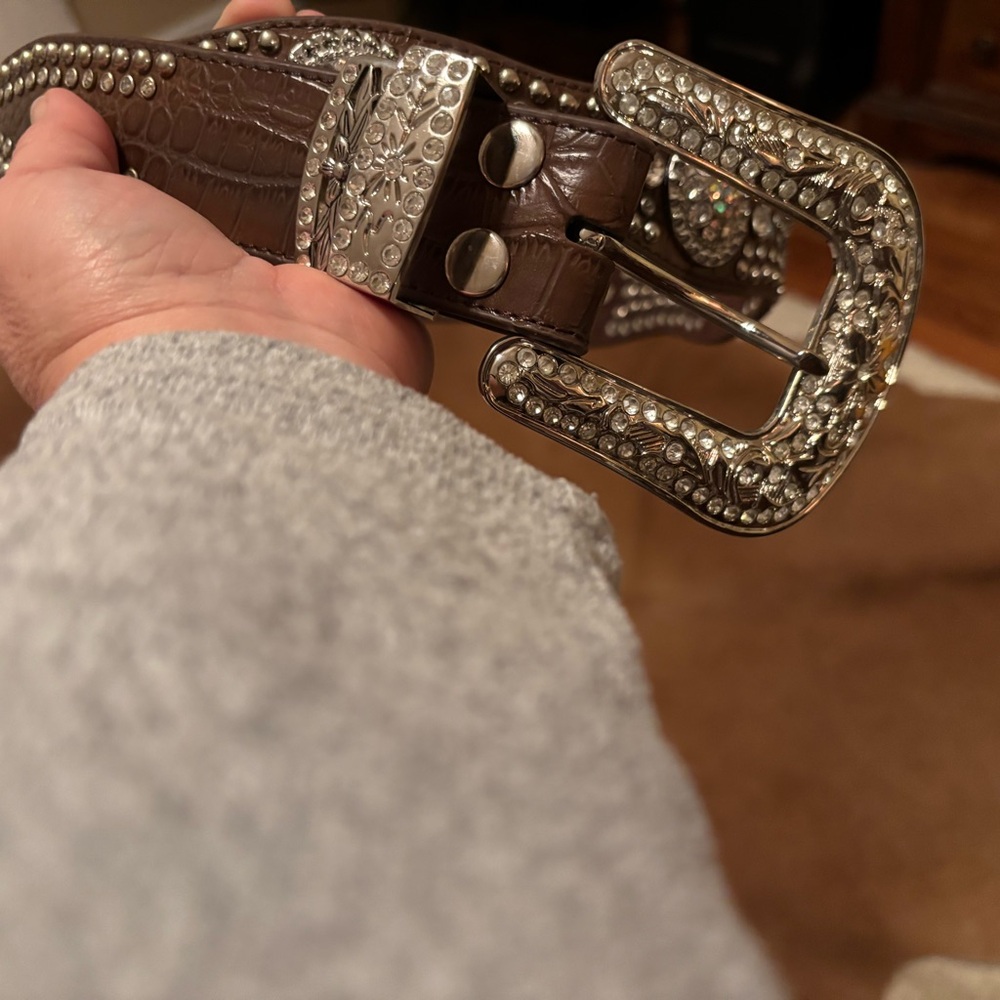 EUC women’s brown leather belt size large